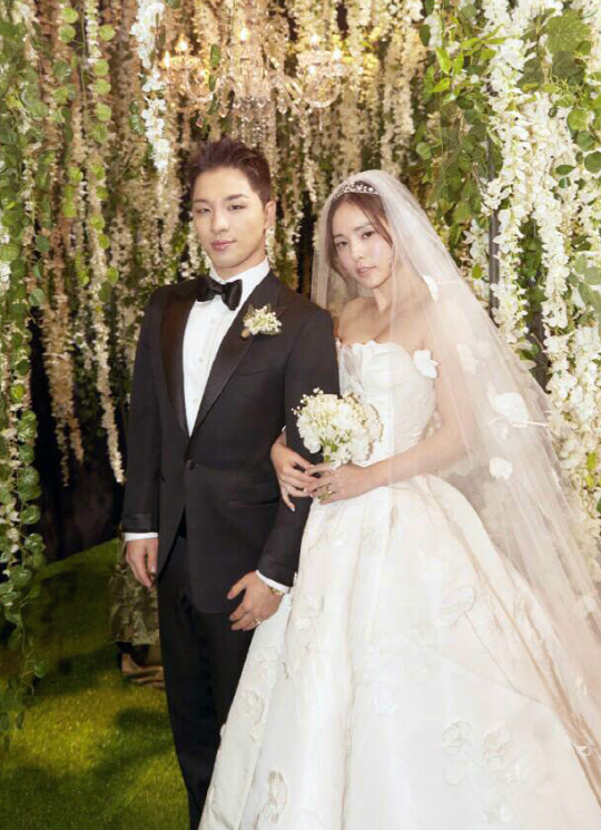 태양-민효린 '저희 부부됐어요'  그룹 빅뱅의 태양과 배우 민효린(32·본명 정은란)이 지난 3일 경기도 안양시의 한 교회에서 결혼식을 올렸다. 두 사람은 2014년 태양의 '새벽 한 시' 뮤직비디오에 출연하며 인연을 맺은 후 연인으로 발전했다.